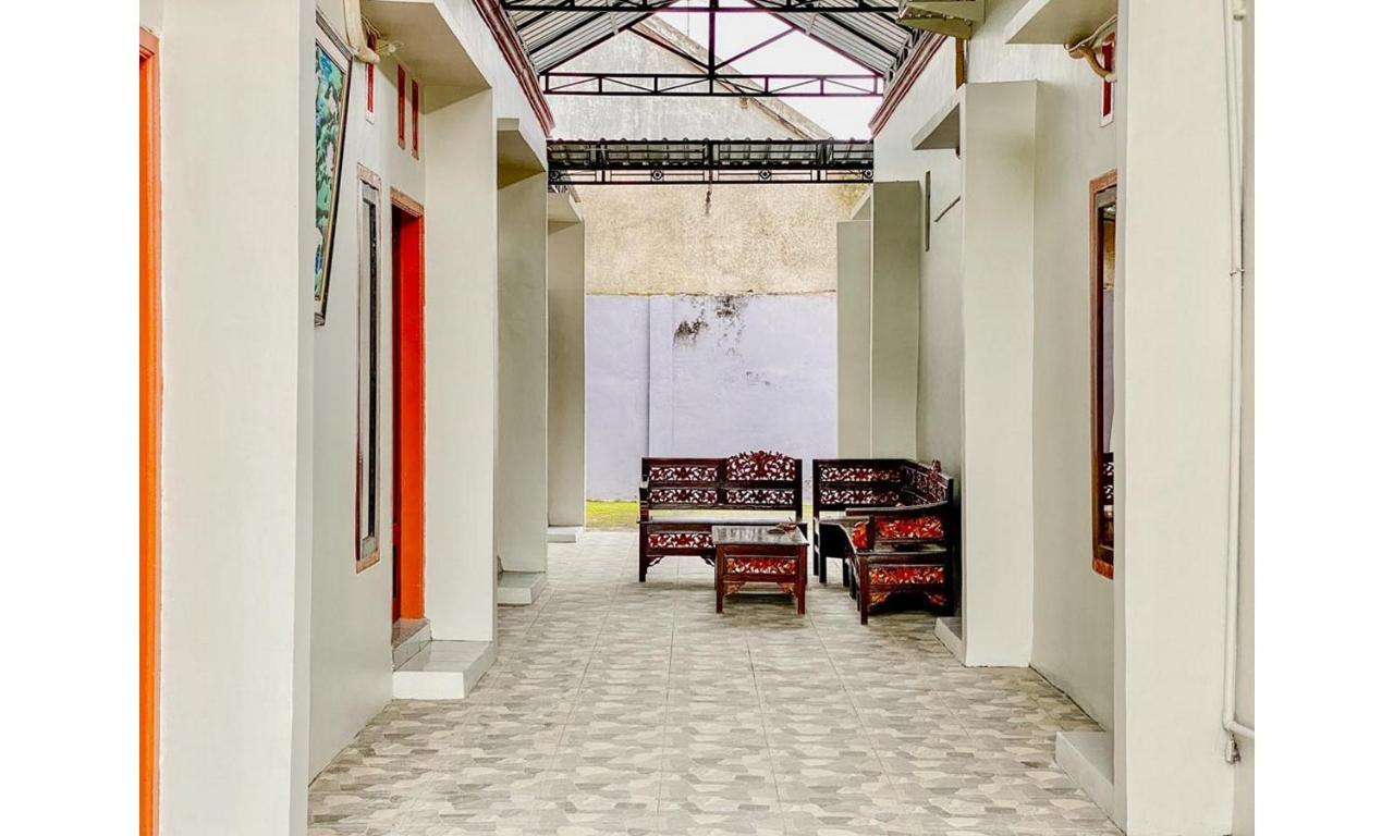Griya Asri Syariah Mitra Reddoorz Hotell Rogojampi Exteriör bild