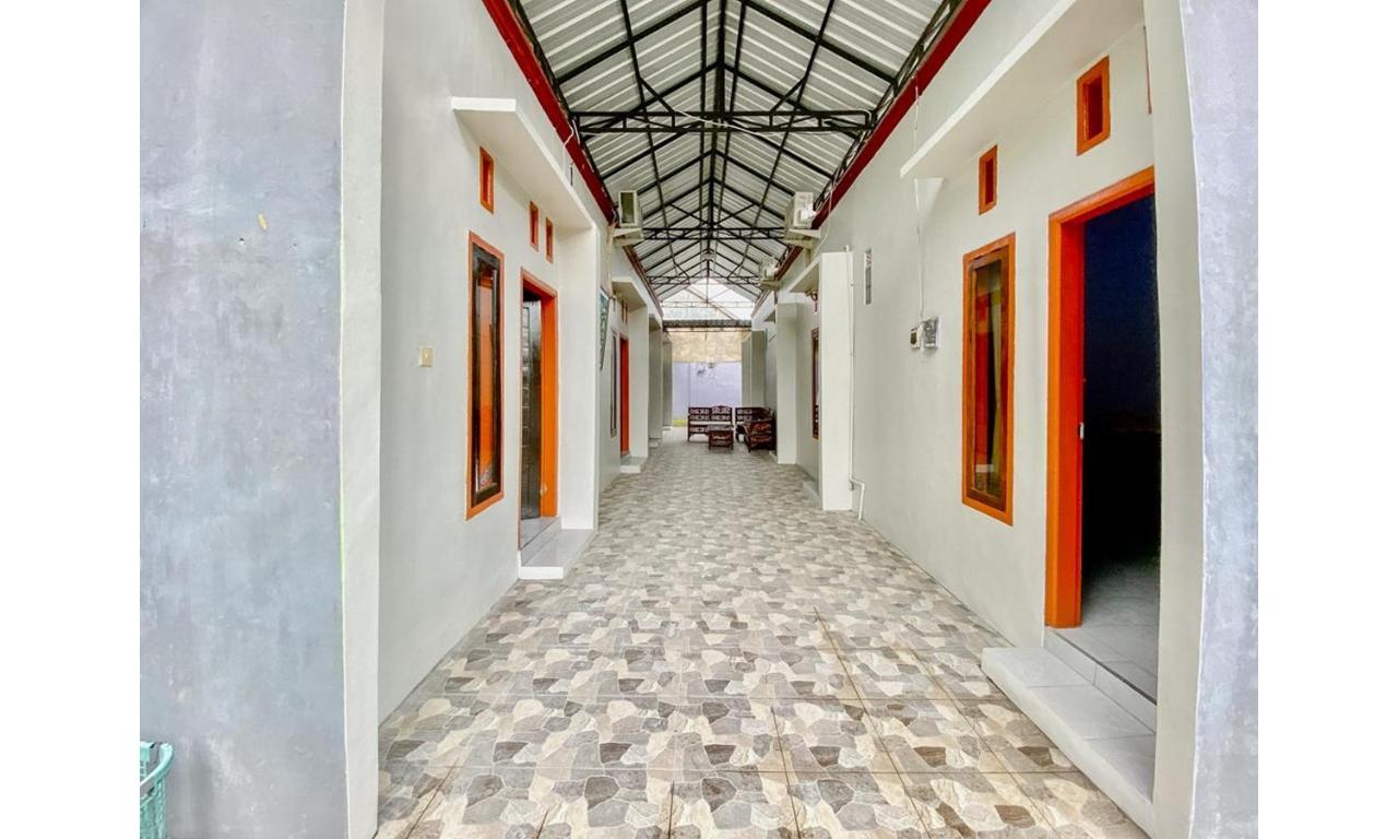 Griya Asri Syariah Mitra Reddoorz Hotell Rogojampi Exteriör bild