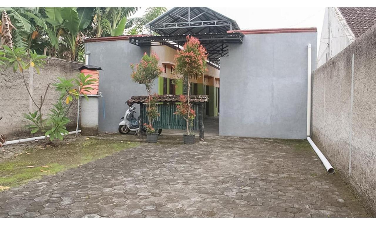 Griya Asri Syariah Mitra Reddoorz Hotell Rogojampi Exteriör bild